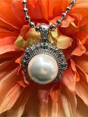Vintage 16mm White Faux Pearl Necklace Emerald Rhinestone Solitaire Pendant